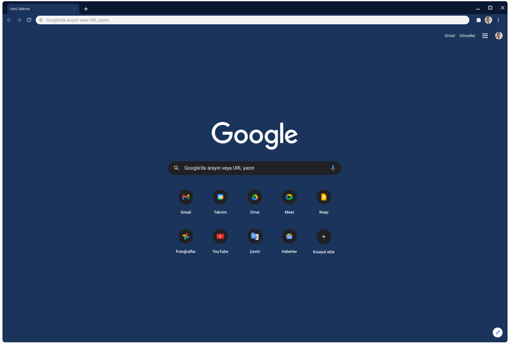 Koyu gri tema kullanılan Chrome tarayıcı penceresinde Google.com gösteriliyor.